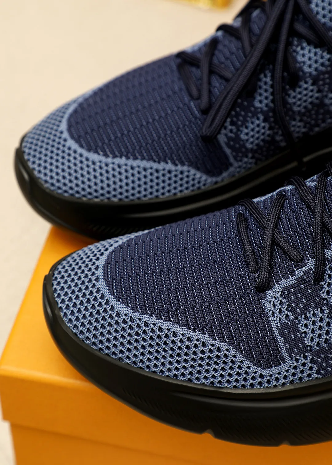 Men's men's shoes 💰480💐 Louis Vuitton Louis Vuitton 2025 new four-season lace-up series! The complex fly-knitting process for shoe uppers is now on the market. The counter has LV shape embossed stitching with original patterns, original raw materials, fabrics, and original fly-knitting! The inside is original and customized! 1:1 outsole mold opening! Foam outsole! 38-44 (45 customized)